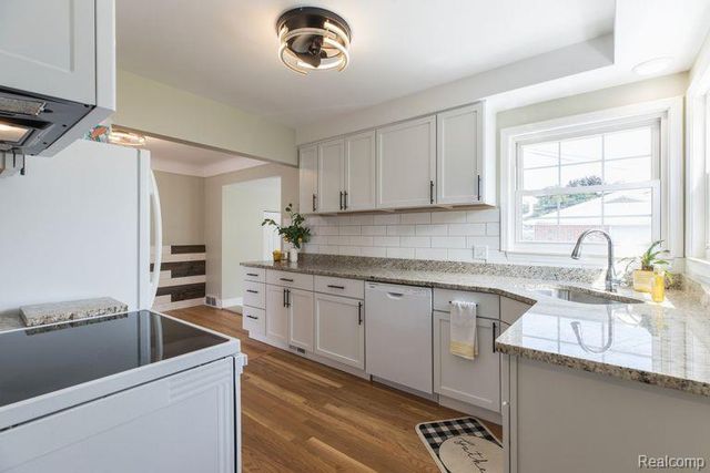 2800 Marian Drive, Trenton, MI 48183