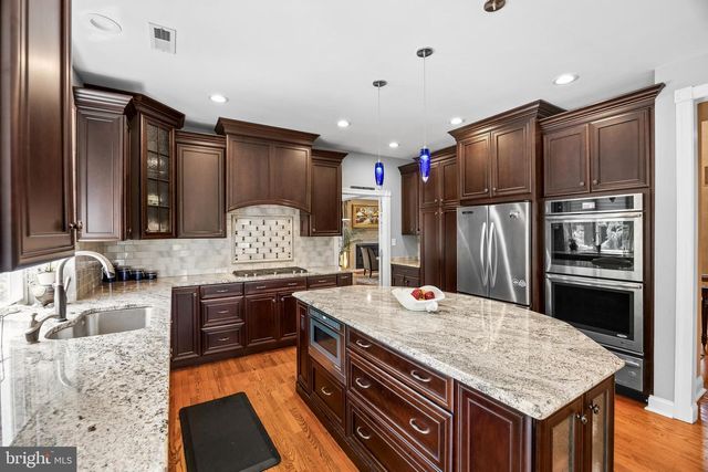 700 BRANDYWINE DR, Moorestown, NJ 08057