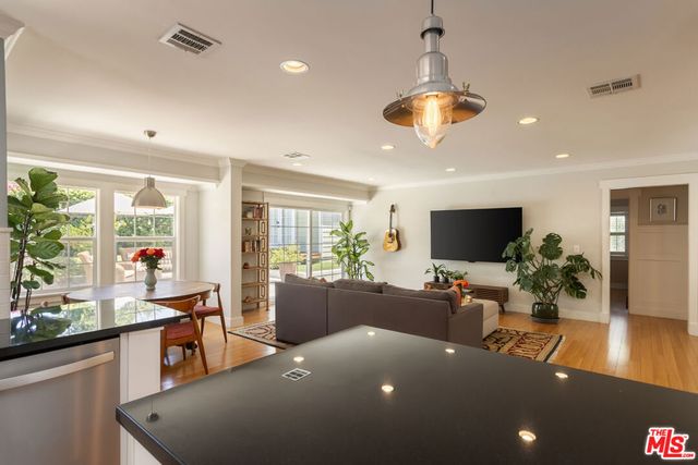 17407 Cohasset Street, Los Angeles, CA 91406