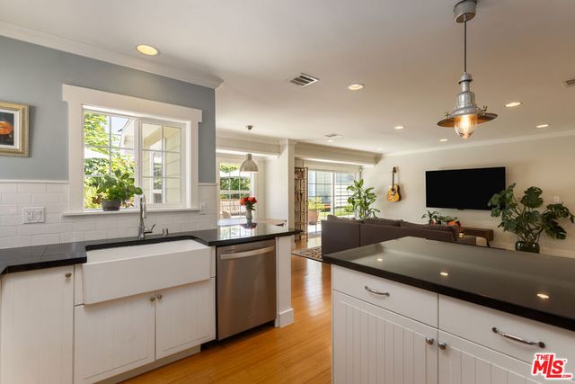 17407 Cohasset Street, Los Angeles, CA 91406