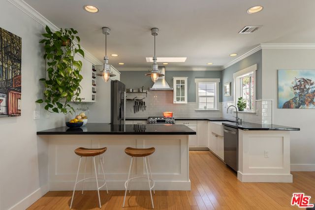 17407 Cohasset Street, Los Angeles, CA 91406