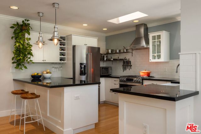 17407 Cohasset Street, Los Angeles, CA 91406
