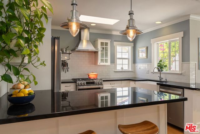 17407 Cohasset Street, Los Angeles, CA 91406