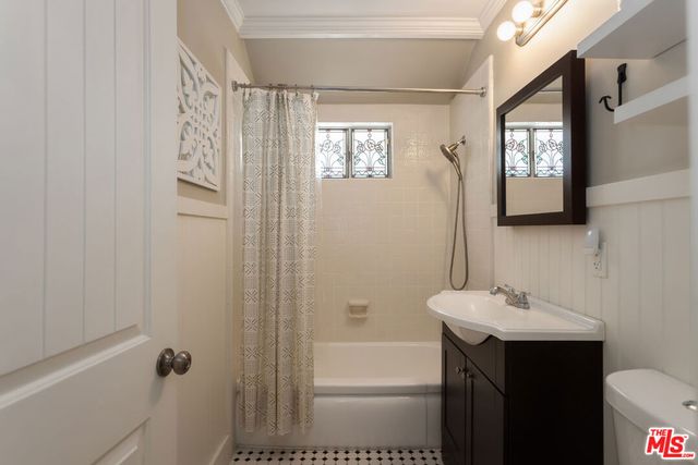 17407 Cohasset Street, Los Angeles, CA 91406