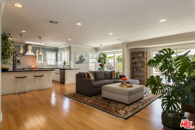 17407 Cohasset Street, Los Angeles, CA 91406