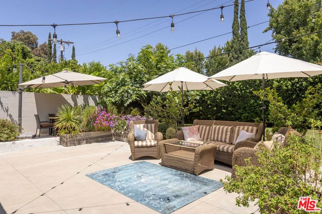 17407 Cohasset Street, Los Angeles, CA 91406