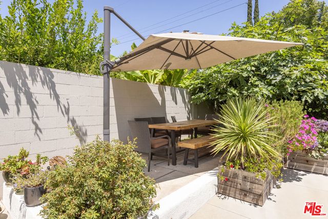17407 Cohasset Street, Los Angeles, CA 91406