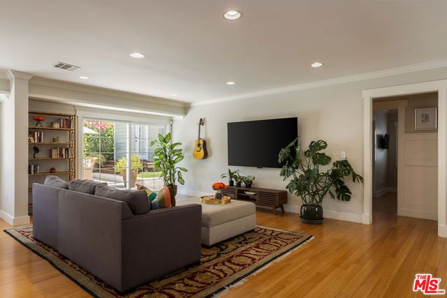 17407 Cohasset Street, Los Angeles, CA 91406