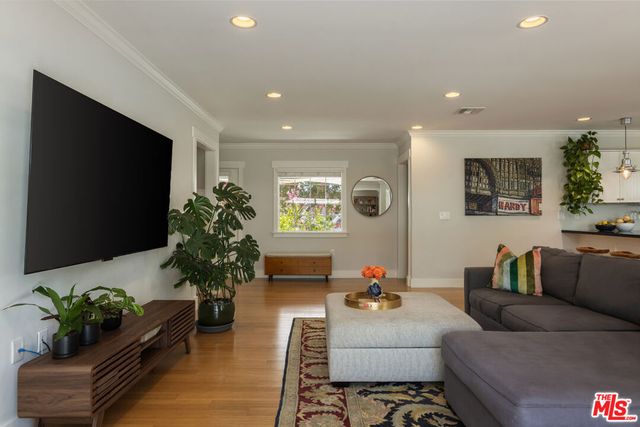 17407 Cohasset Street, Los Angeles, CA 91406