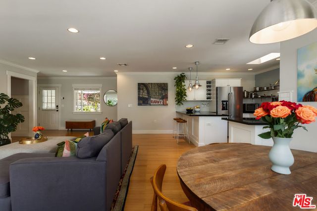 17407 Cohasset Street, Los Angeles, CA 91406