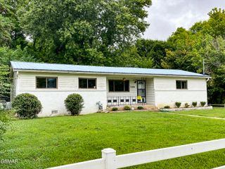 1166 Lake Drive, Dandridge, TN 37725