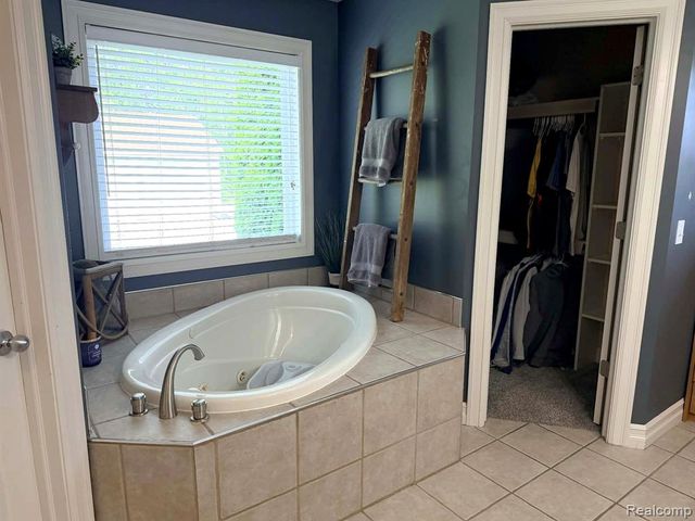 10070 N Fenton Road, Fenton, MI 48430