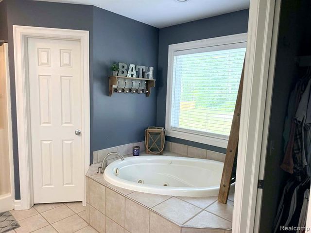 10070 N Fenton Road, Fenton, MI 48430