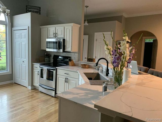 10070 N Fenton Road, Fenton, MI 48430