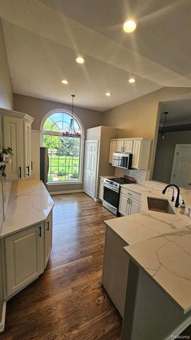 10070 N Fenton Road, Fenton, MI 48430