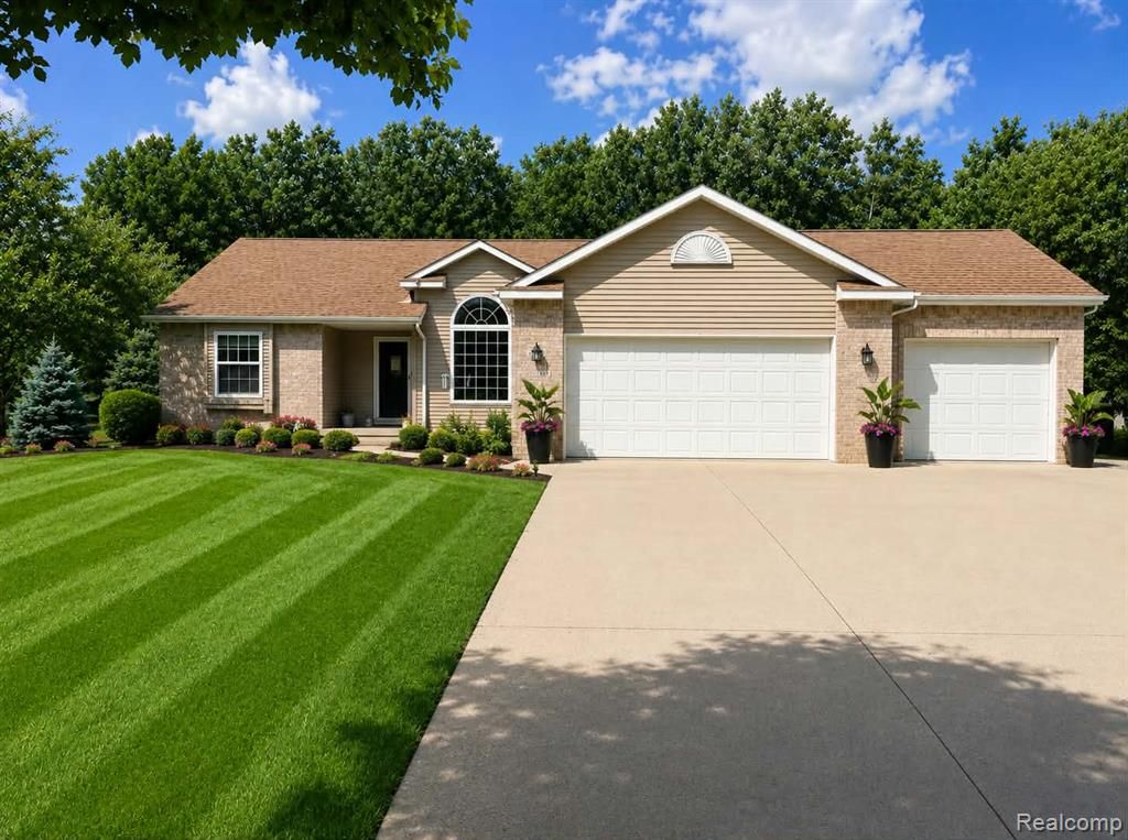 10070 N Fenton Road, Fenton, MI 48430