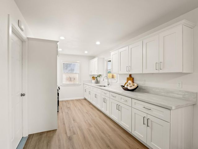 2044 E Sierra Madre Avenue, Fresno, CA 93726