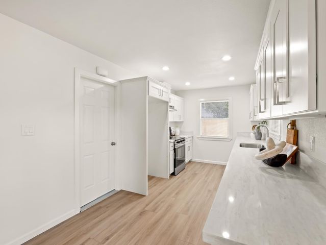 2044 E Sierra Madre Avenue, Fresno, CA 93726
