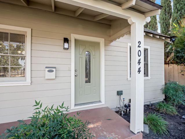 2044 E Sierra Madre Avenue, Fresno, CA 93726