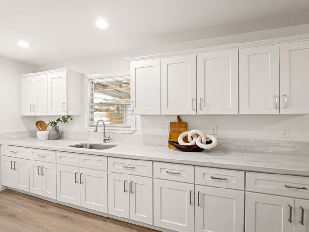 2044 E Sierra Madre Avenue, Fresno, CA 93726