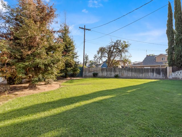 2044 E Sierra Madre Avenue, Fresno, CA 93726