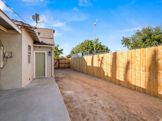 2044 E Sierra Madre Avenue, Fresno, CA 93726