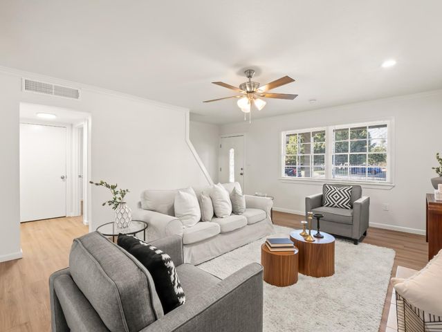2044 E Sierra Madre Avenue, Fresno, CA 93726