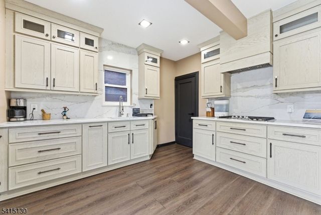 9 New Brier Ln, Clifton City, NJ 07012