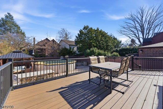 9 New Brier Ln, Clifton City, NJ 07012