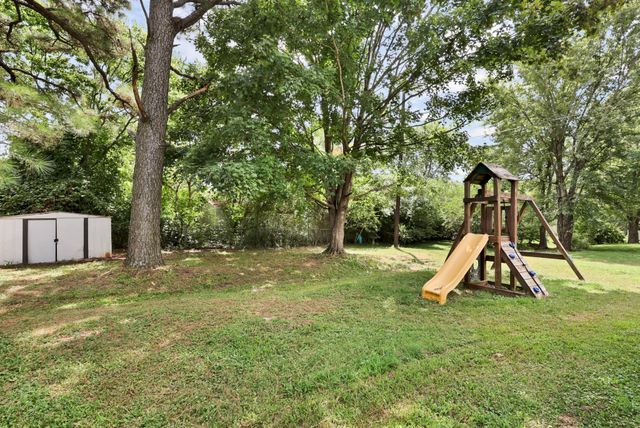 329 Pine Hill Dr, Hopkinsville, KY 42240