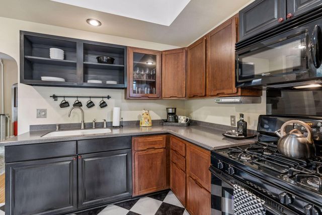72 Saint Albans Street N, Saint Paul, MN 55104