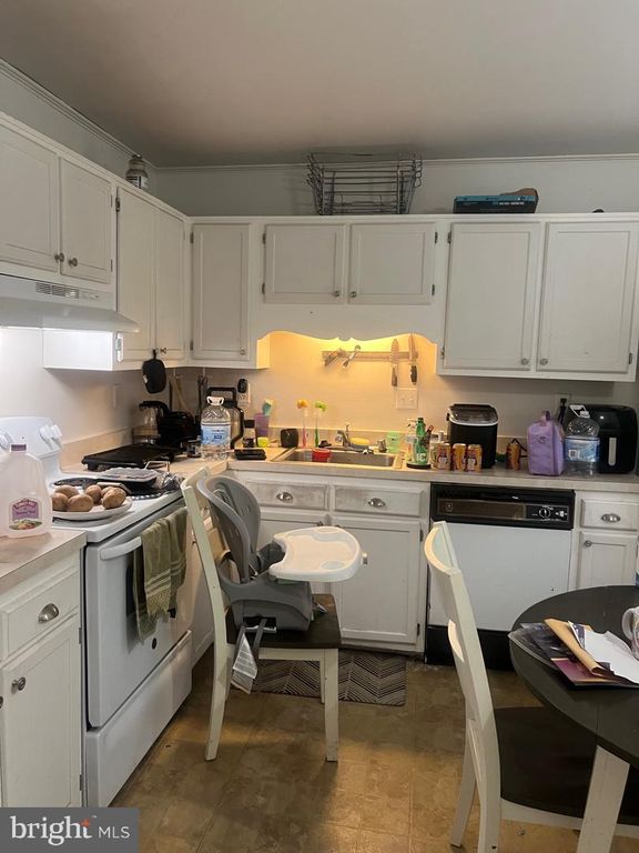 Image 8 of property listing at Address unavailable.