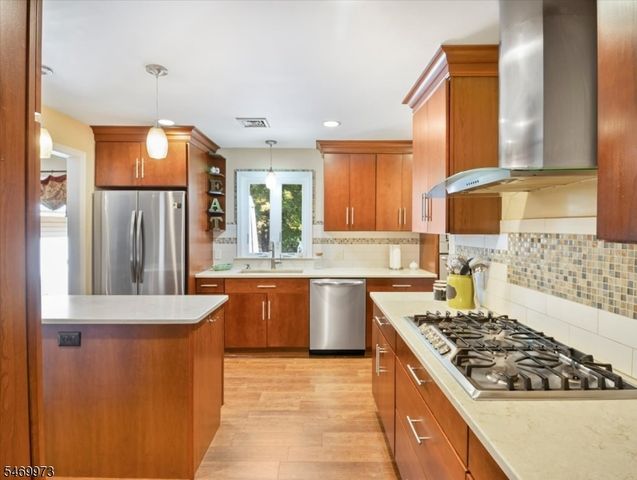 63 Sun Valley Way, Morris Plains Boro, NJ 07950
