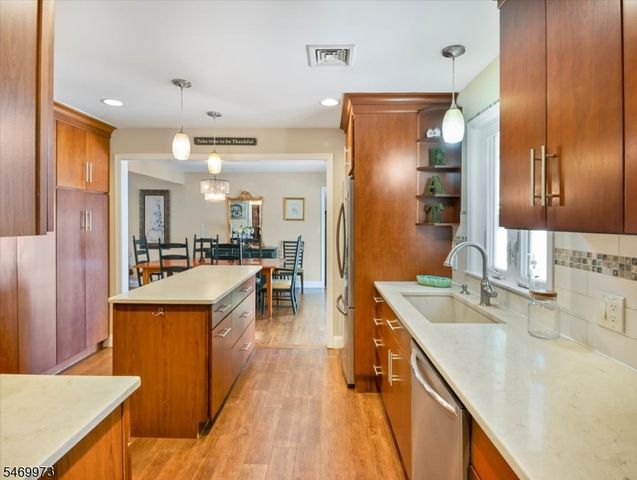 63 Sun Valley Way, Morris Plains Boro, NJ 07950