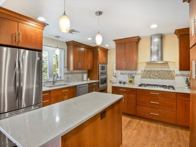 63 Sun Valley Way, Morris Plains Boro, NJ 07950
