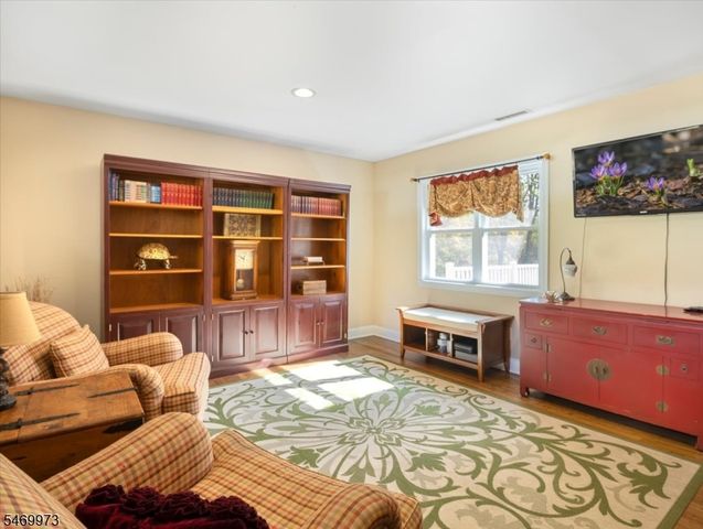 63 Sun Valley Way, Morris Plains Boro, NJ 07950