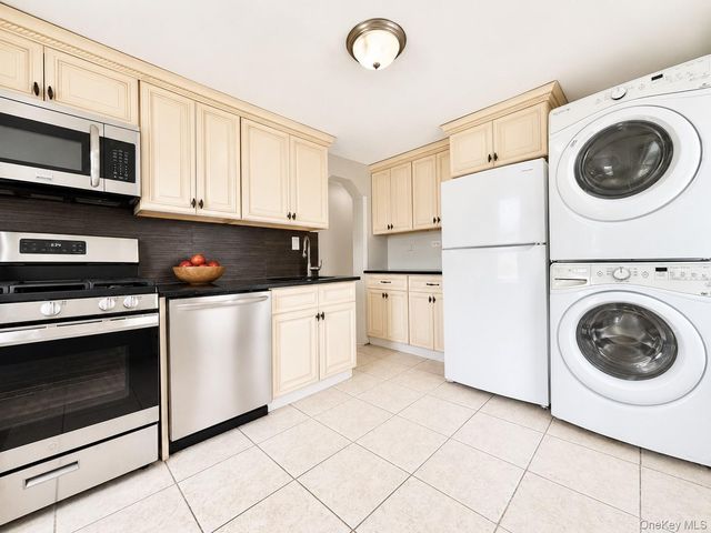 199 Terrell Avenue, Oceanside, NY 11572