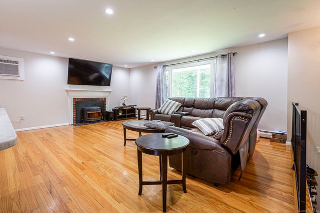 16 Hilltop Road, Windsor, CT 06095