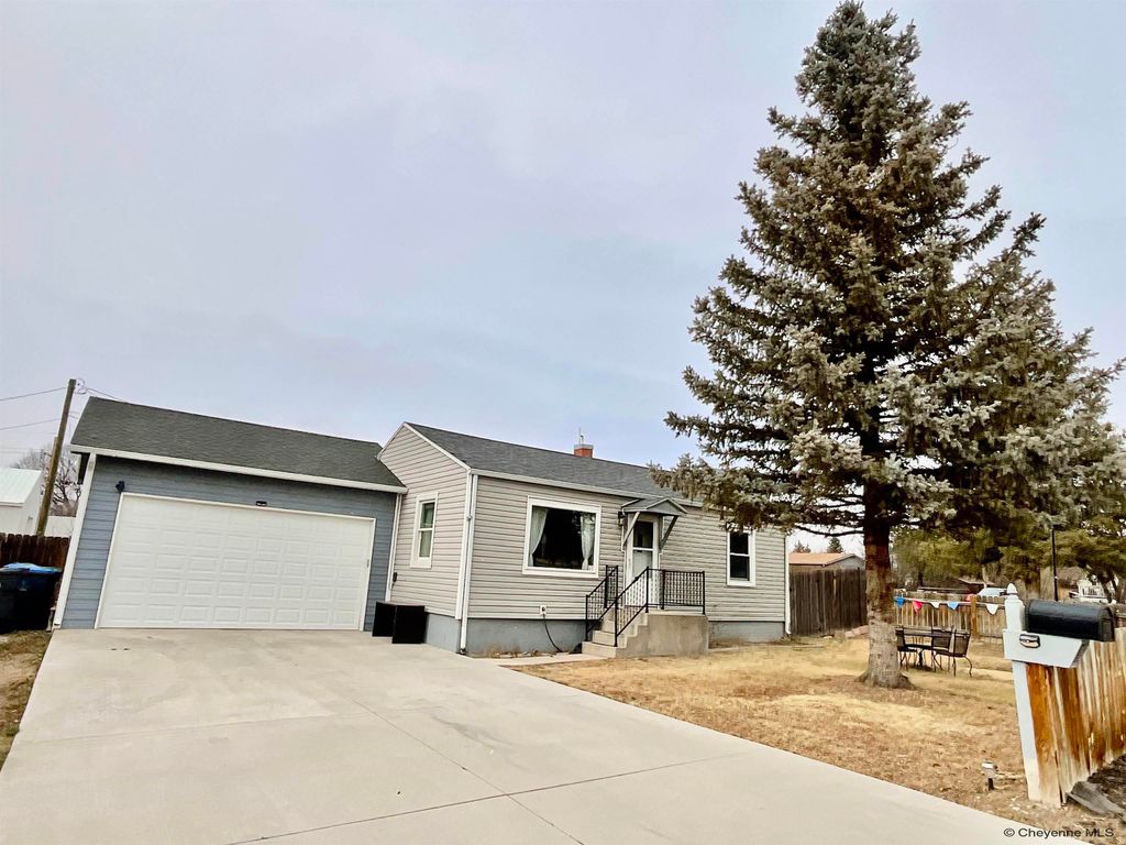 5620 SUNSET DR, Cheyenne, WY 82009