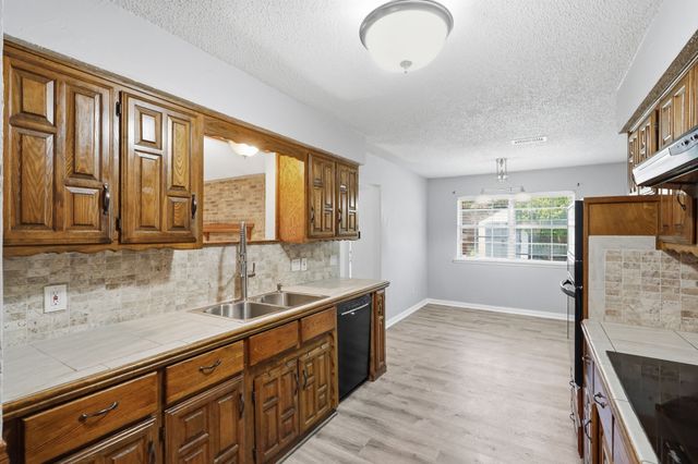 2202 Canyonwood Drive, Arlington, TX 76012