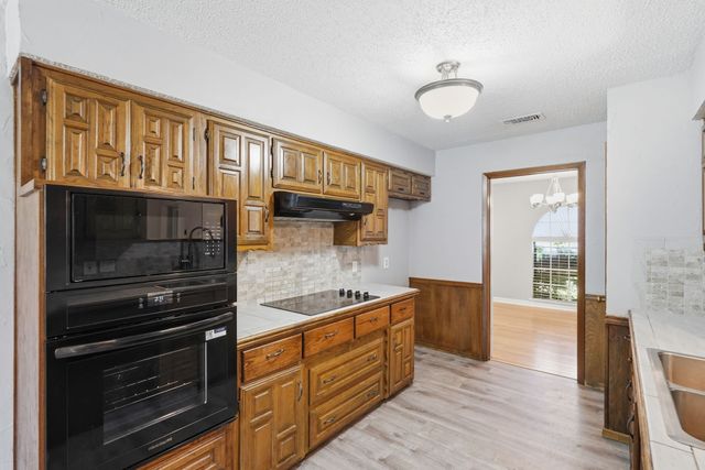 2202 Canyonwood Drive, Arlington, TX 76012