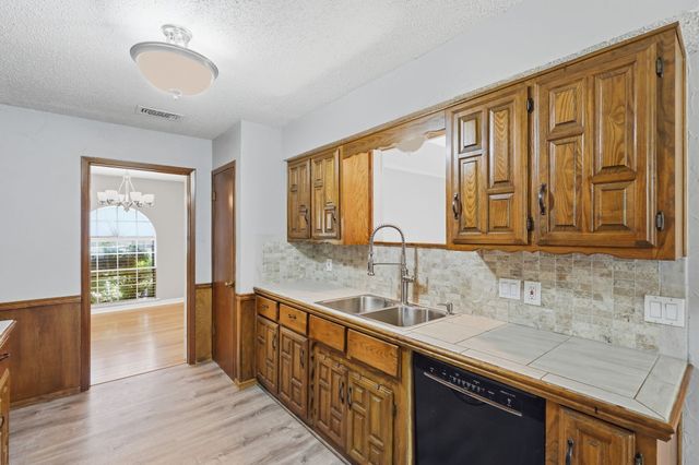 2202 Canyonwood Drive, Arlington, TX 76012