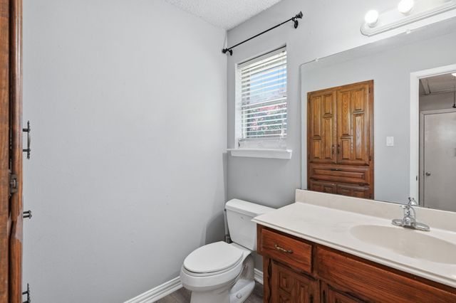 2202 Canyonwood Drive, Arlington, TX 76012