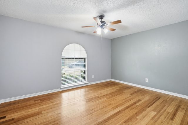 2202 Canyonwood Drive, Arlington, TX 76012