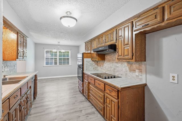 2202 Canyonwood Drive, Arlington, TX 76012