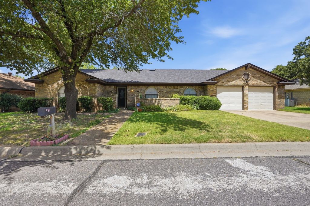 2202 Canyonwood Drive, Arlington, TX 76012