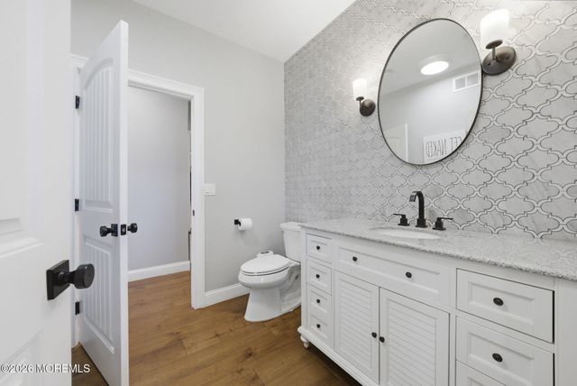 1 Lakeview Drive, Manalapan, NJ 07726