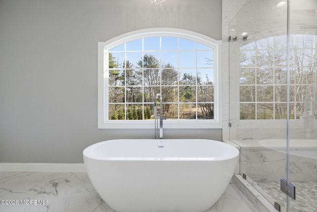 1 Lakeview Drive, Manalapan, NJ 07726