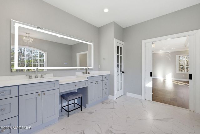 1 Lakeview Drive, Manalapan, NJ 07726