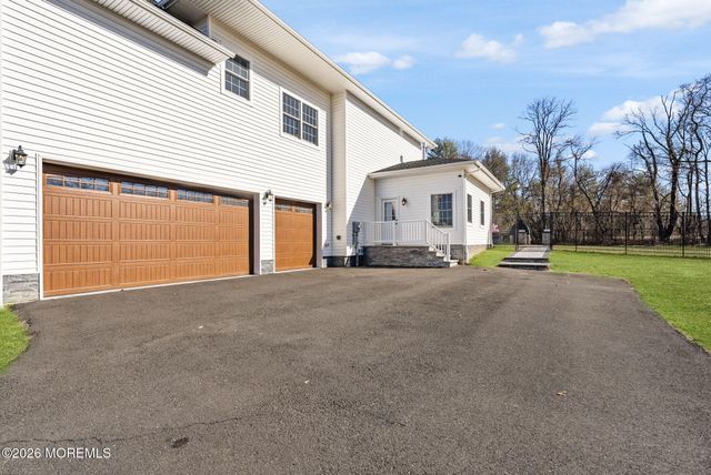 1 Lakeview Drive, Manalapan, NJ 07726